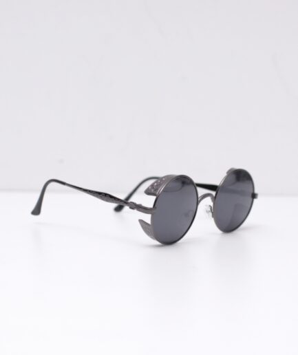 Óculos de sol redondo preto com detalhes metálicos grafite