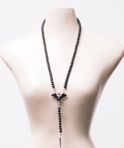Colar com bolinhas pretas e morcego
