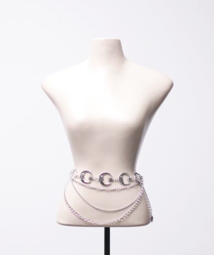 Cinto de correntes com pingentes de lua e sol