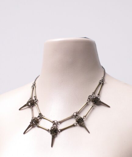 Colar de crânios de corvo em ouro velho