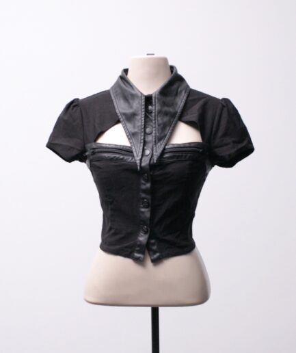 [P] Blusa com gola e detalhes de courino e abertura no busto Killstar