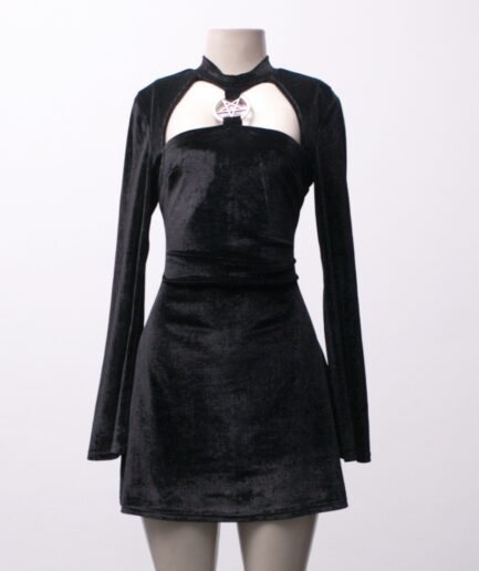 [P] Vestido godê de veludo com pingente de pentagrama e manga flare
